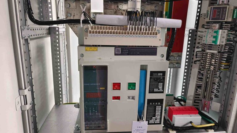 Drawer-type intelligent circuit breaker installed in cabinet