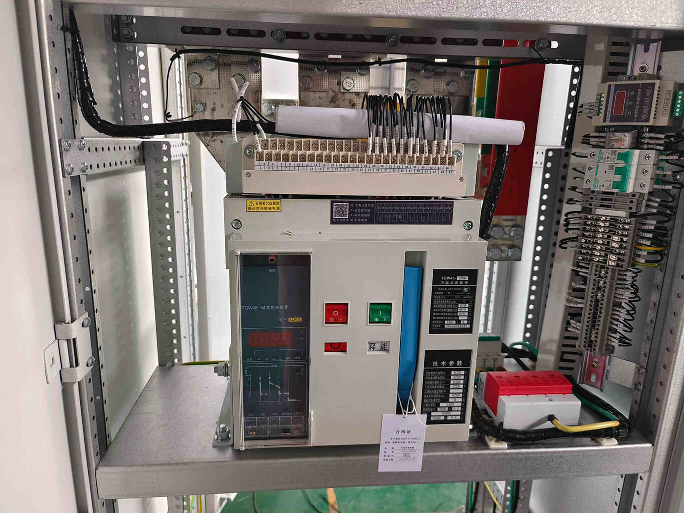 Drawer-type intelligent circuit breaker installed in cabinet
