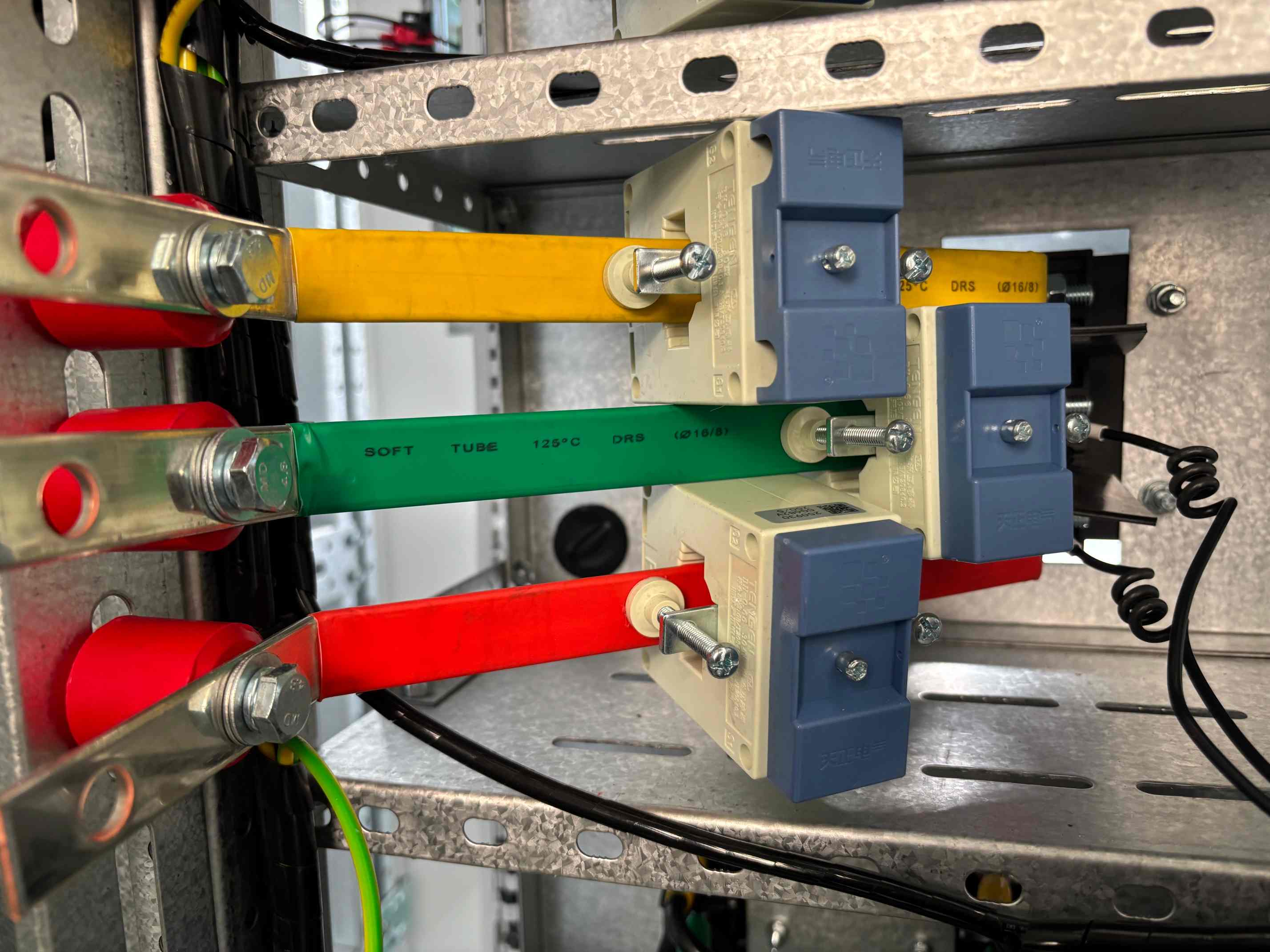 Low voltage switchgear busbar connection with current transformers