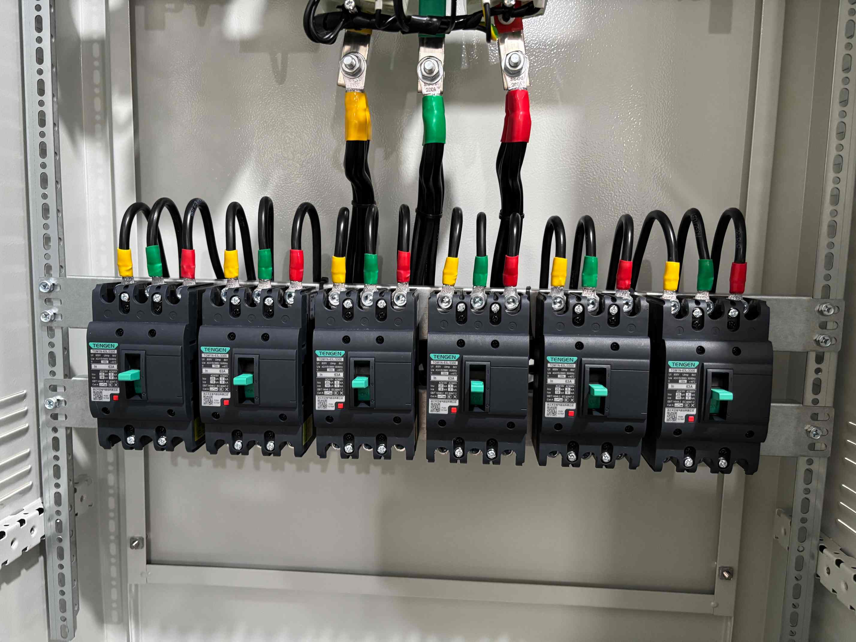molded case circuit breakers in the power distribution cabinet